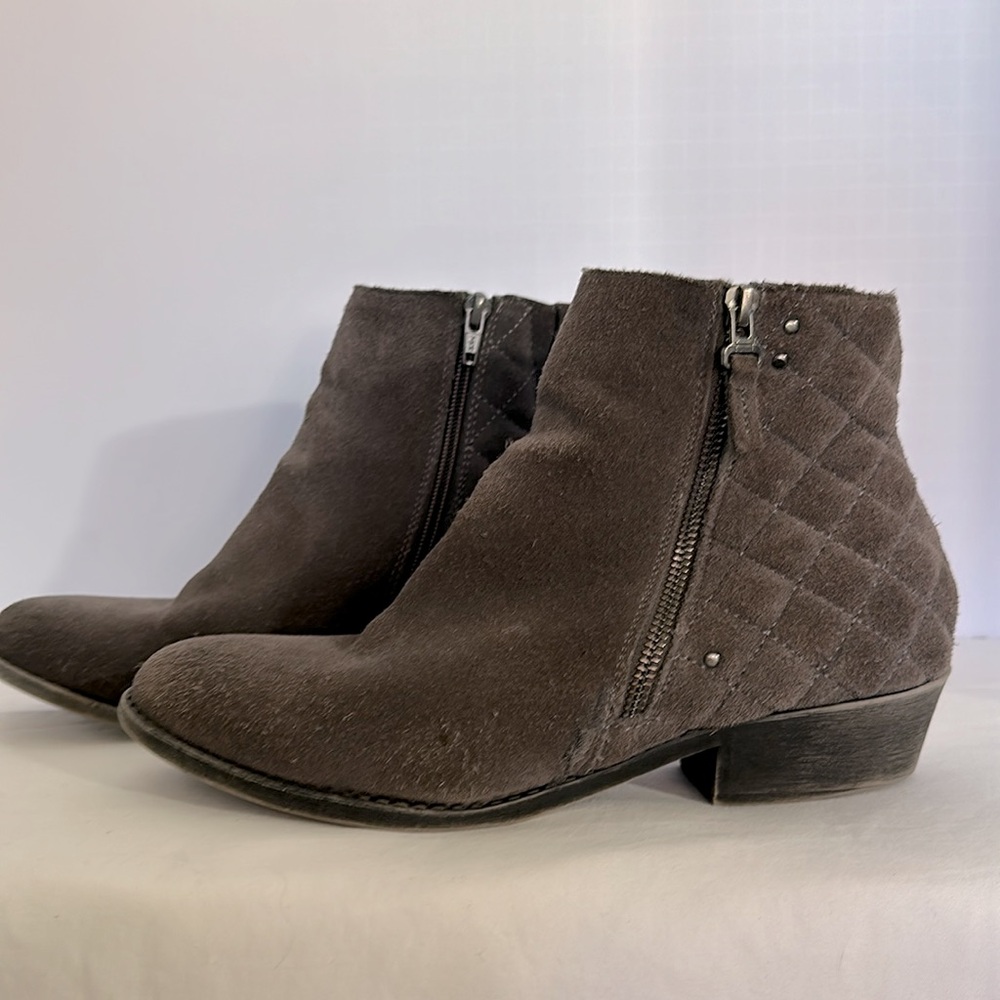 White Mountain gray suede quilted heeled booties. Used excellent condition Sz 10 - Picture 4 of 8